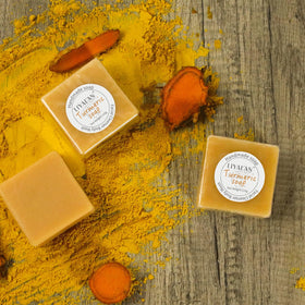 Utilisation du savon au curcuma avec le filet de mousse