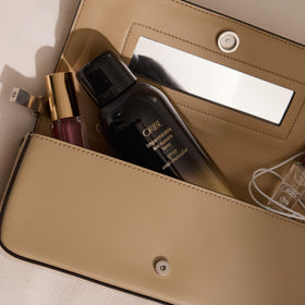 Utilisation du spray anti-humidité ORIBE sur cheveux coiffés