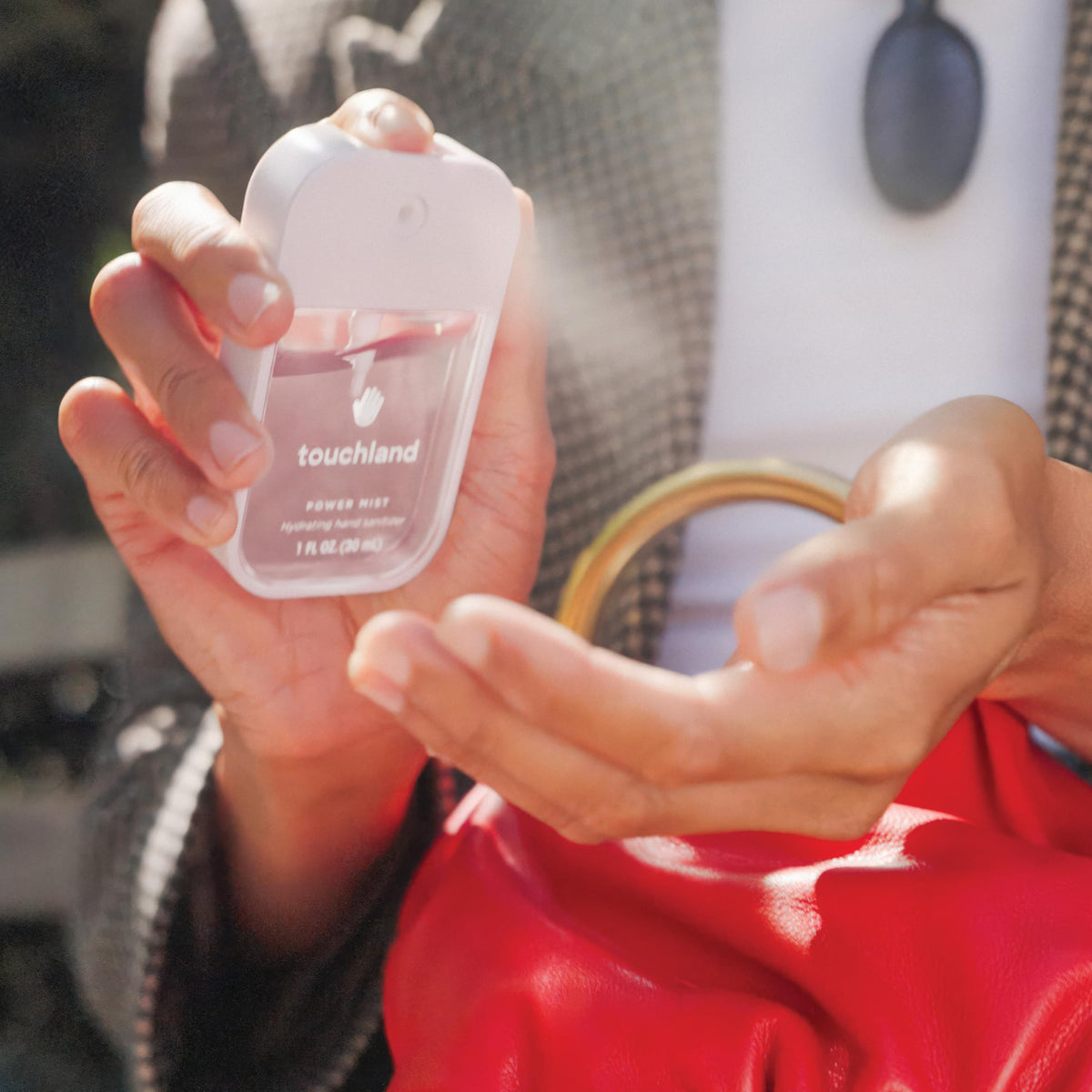 Utilisation du spray désinfectant Touchland sur les mains