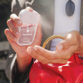 Utilisation du spray désinfectant Touchland sur les mains