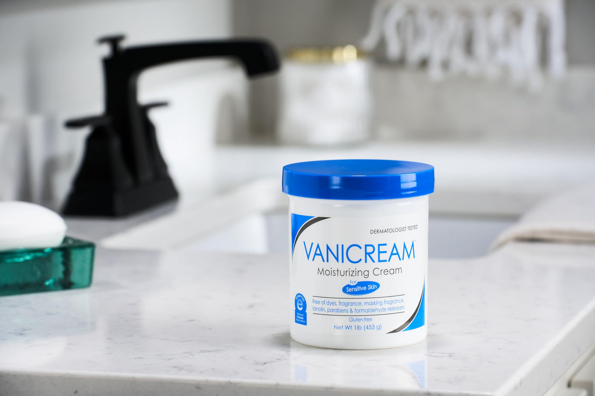 Vanicream Crème Hydratante sur une table avec des produits de soin