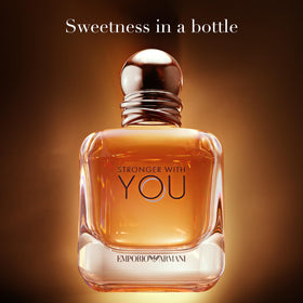 Vaporisateur d'Armani Beauty Stronger With You, application sur le poignet