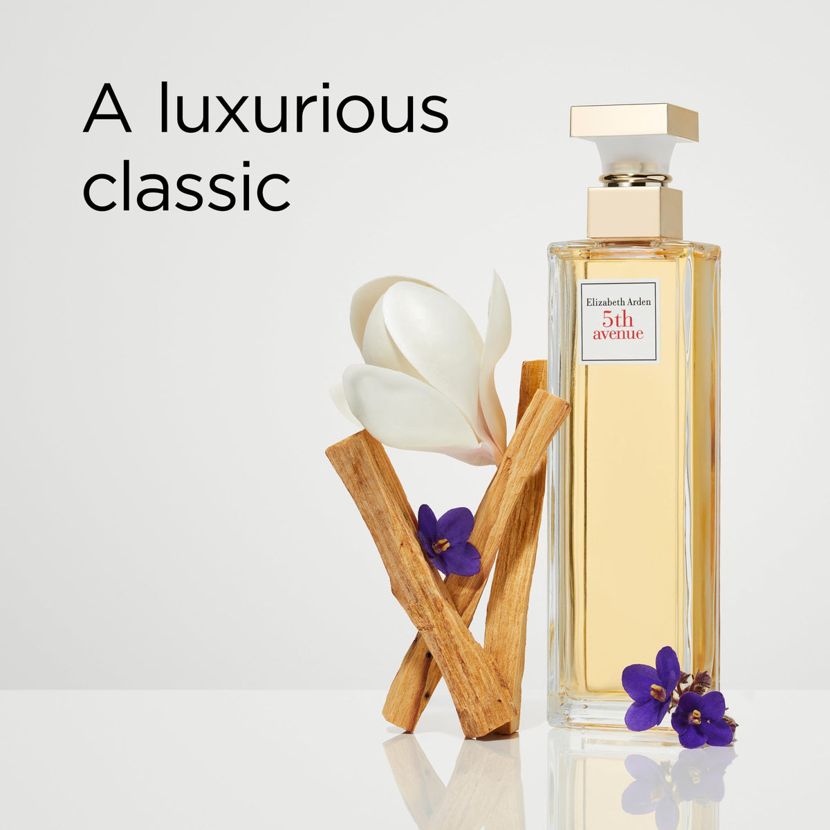 Vaporisateur d'Eau de Parfum Elizabeth Arden 5th Avenue sur un meuble