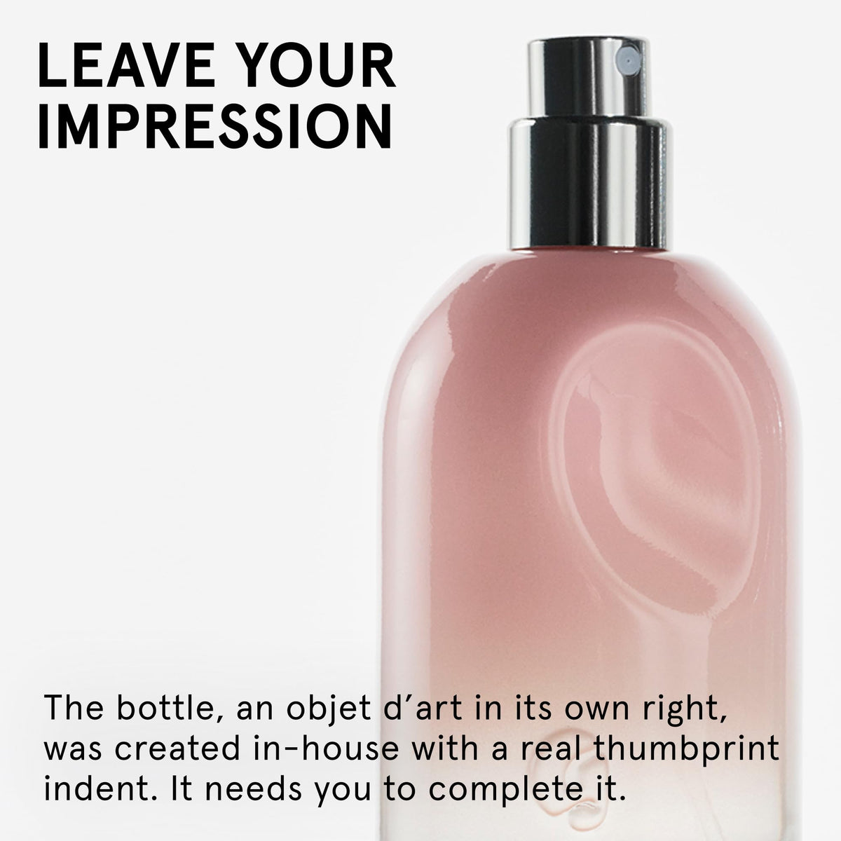 Vaporisateur de Glossier You Eau de Parfum sur un poignet