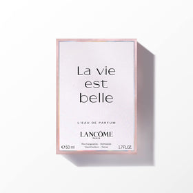 Vaporisateur de parfum Lancôme La Vie Est Belle sur un fond doux