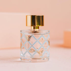 Vaporisation de LOLLIA Wish Eau de Parfum sur le poignet