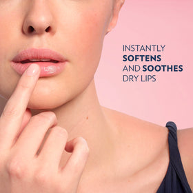 Vaseline Baume à Lèvres Mini Rosy Lips 32g application sur les lèvres