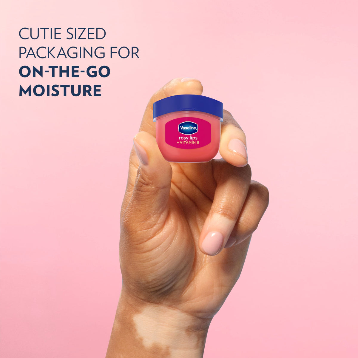 Vaseline Baume à Lèvres Mini Rosy Lips 32g en situation dans un sac