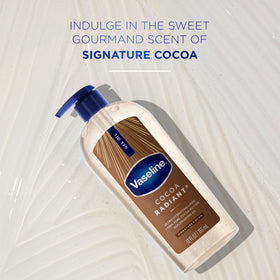 Vaseline Huile de Corps Radiant au Cacao 349g sur une main