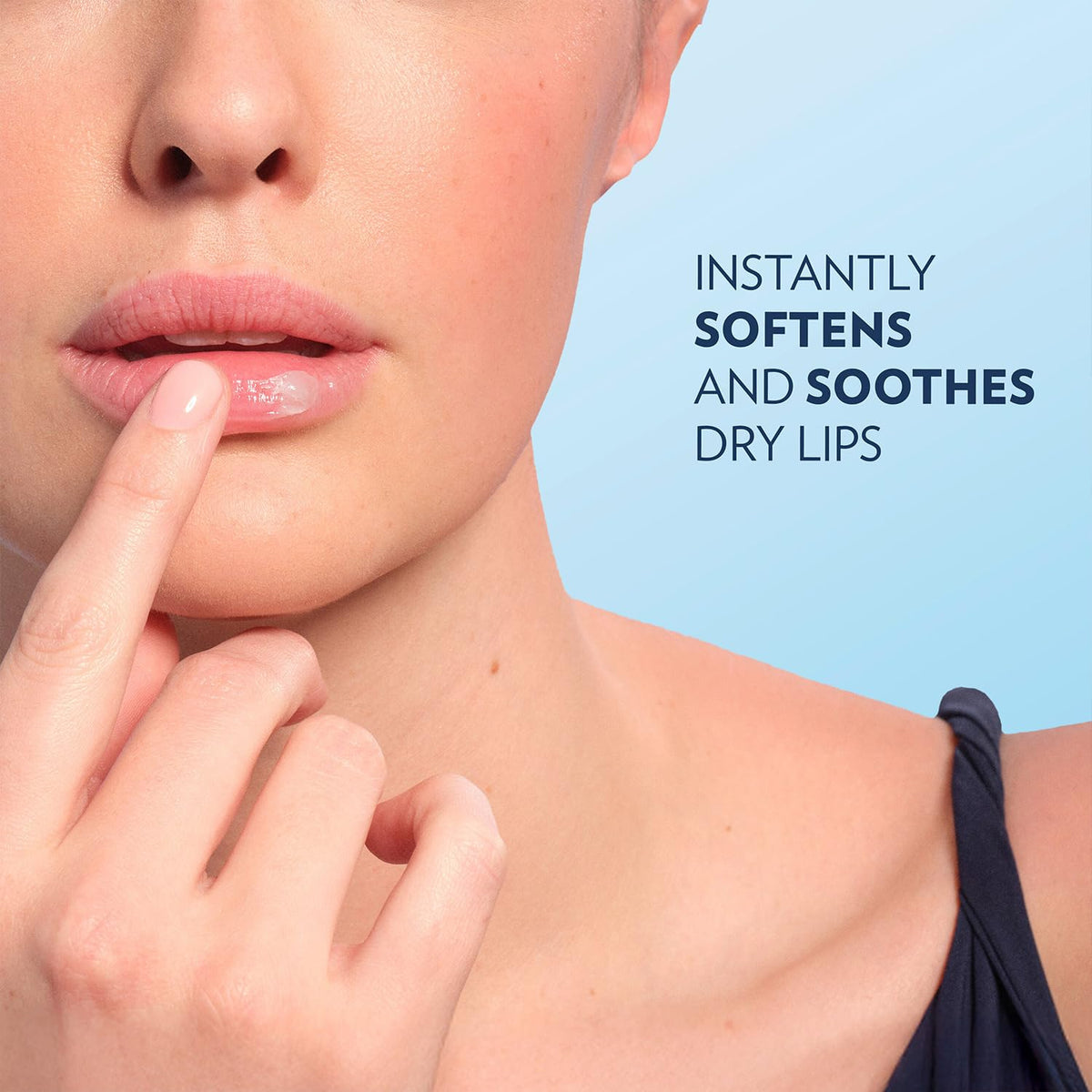 Vaseline Mini Baume à Lèvres à côté d'autres produits de beauté