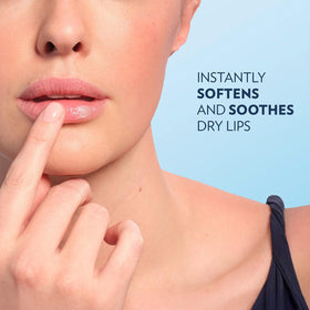 Vaseline Mini Baume à Lèvres à côté d'autres produits de beauté