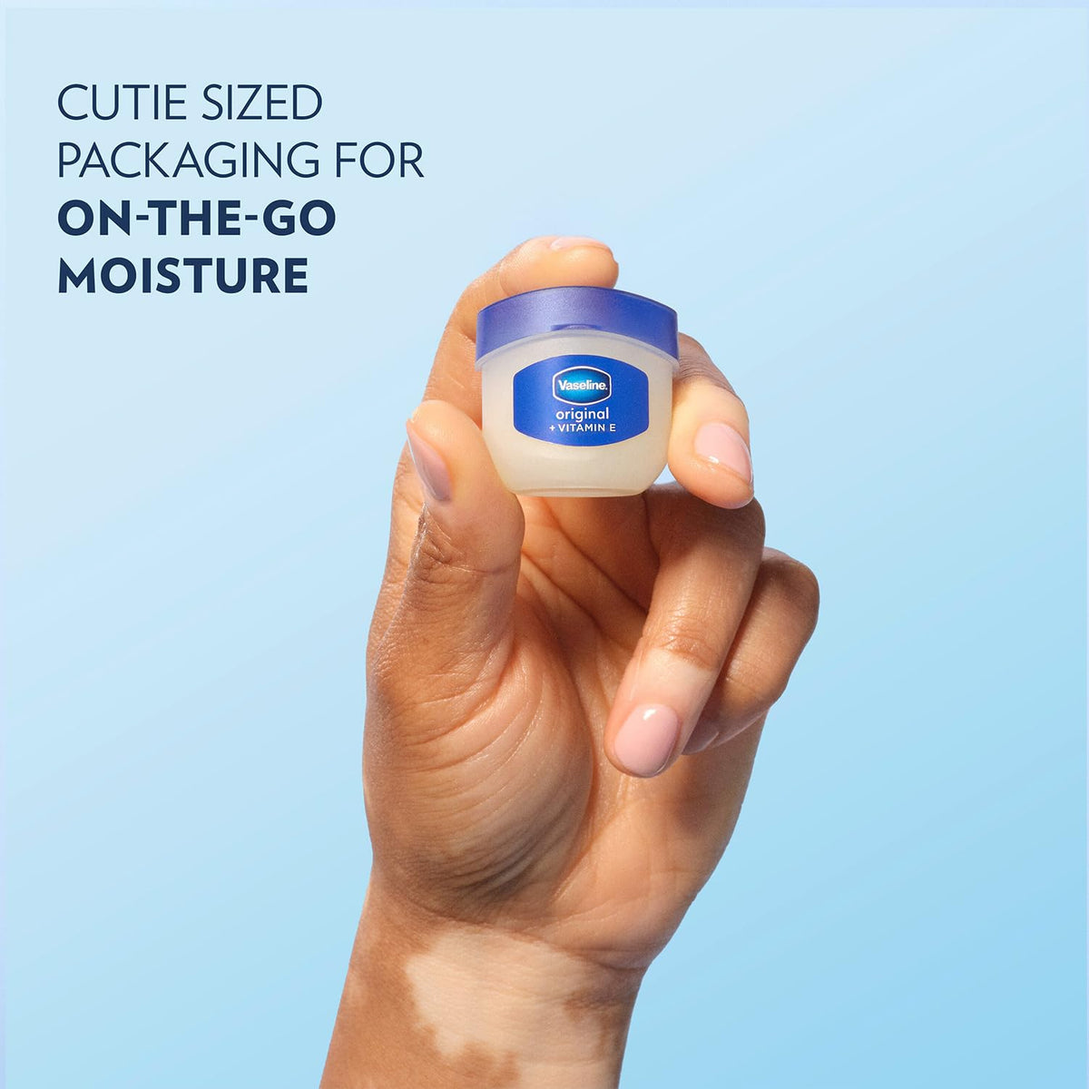 Vaseline Mini Baume à Lèvres affichant l'étiquette et le contenu