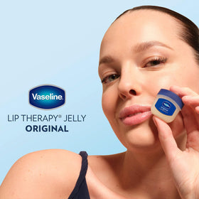 Vaseline Mini Baume à Lèvres avec main appliquant le produit