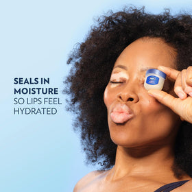 Vaseline Mini Baume à Lèvres dans un sac de voyage