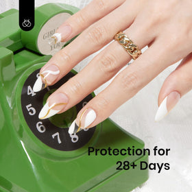 Vernis à ongles beetles Gel en cours de durcissement sous lampe UV