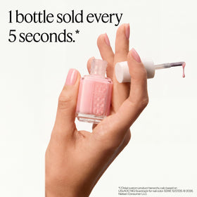 Vernis à ongles essie Bachelorette Bash sur une table de manucure