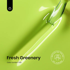Vernis à ongles gel Beetles Fresh Greenery en application