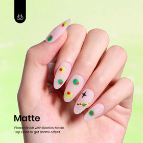 Vernis à ongles gel Beetles Fresh Greenery sur une table de manucure