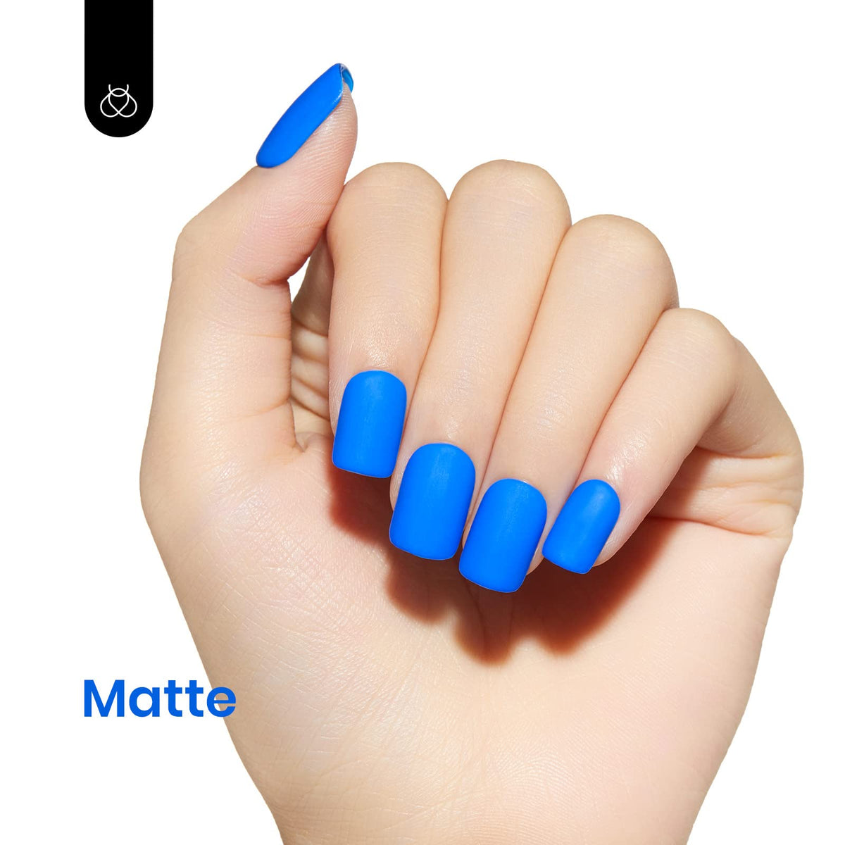 Vernis à ongles gel C444 bleu sur fond blanc