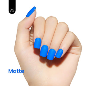 Vernis à ongles gel C444 bleu sur fond blanc