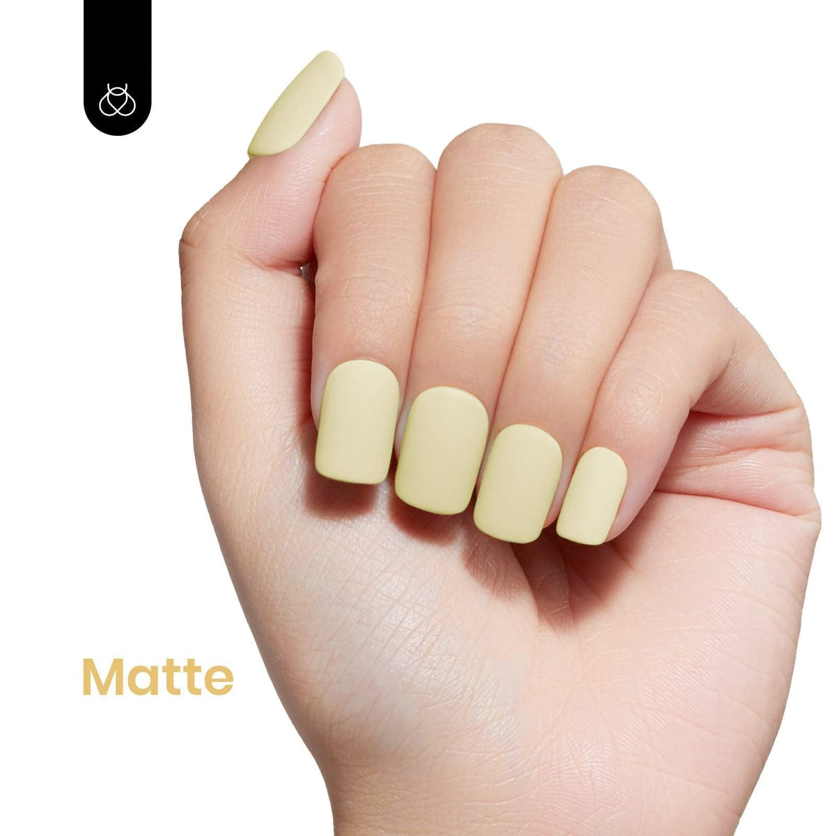 Vernis à ongles gel jaune beetles sur une table