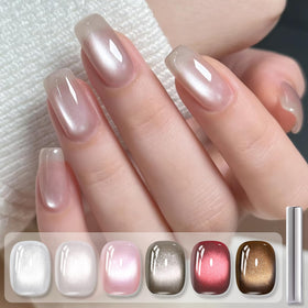 Vernis à ongles gel magnétique Cat en usage avec lampe UV