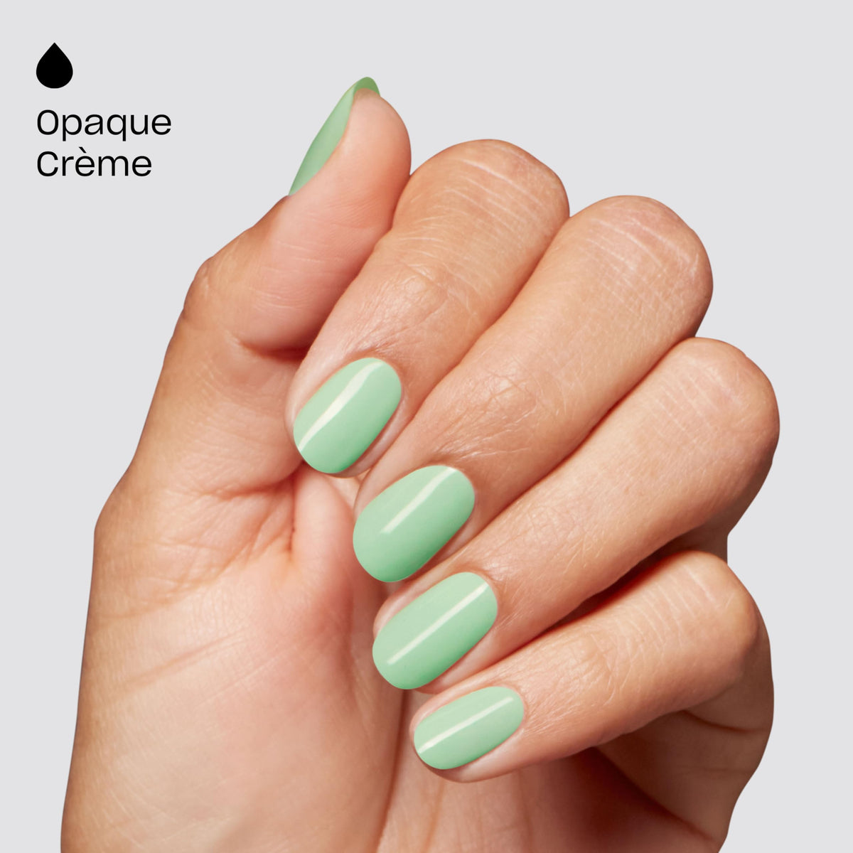 Vernis à ongles gel Mint to Be sous lampe LED