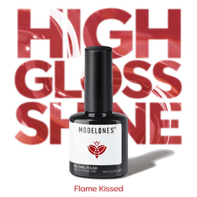 Vernis à ongles gel rouge modelones à côté de produits de beauté