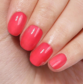 Vernis à ongles LONDONTOWN sur fond neutre