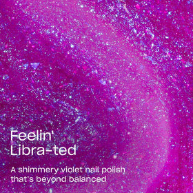 Vernis à ongles OPI Feelin’ Libra-ted sur une table avec des accessoires de manucure