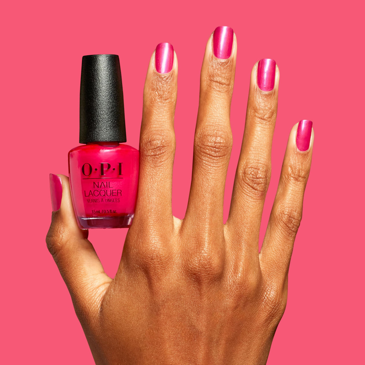 Vernis à ongles OPI Pompeii Pink en plein air sous la lumière