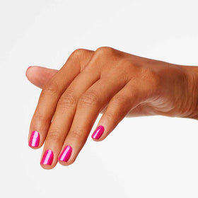 Vernis à ongles OPI Pompeii Purple sur une table de manucure