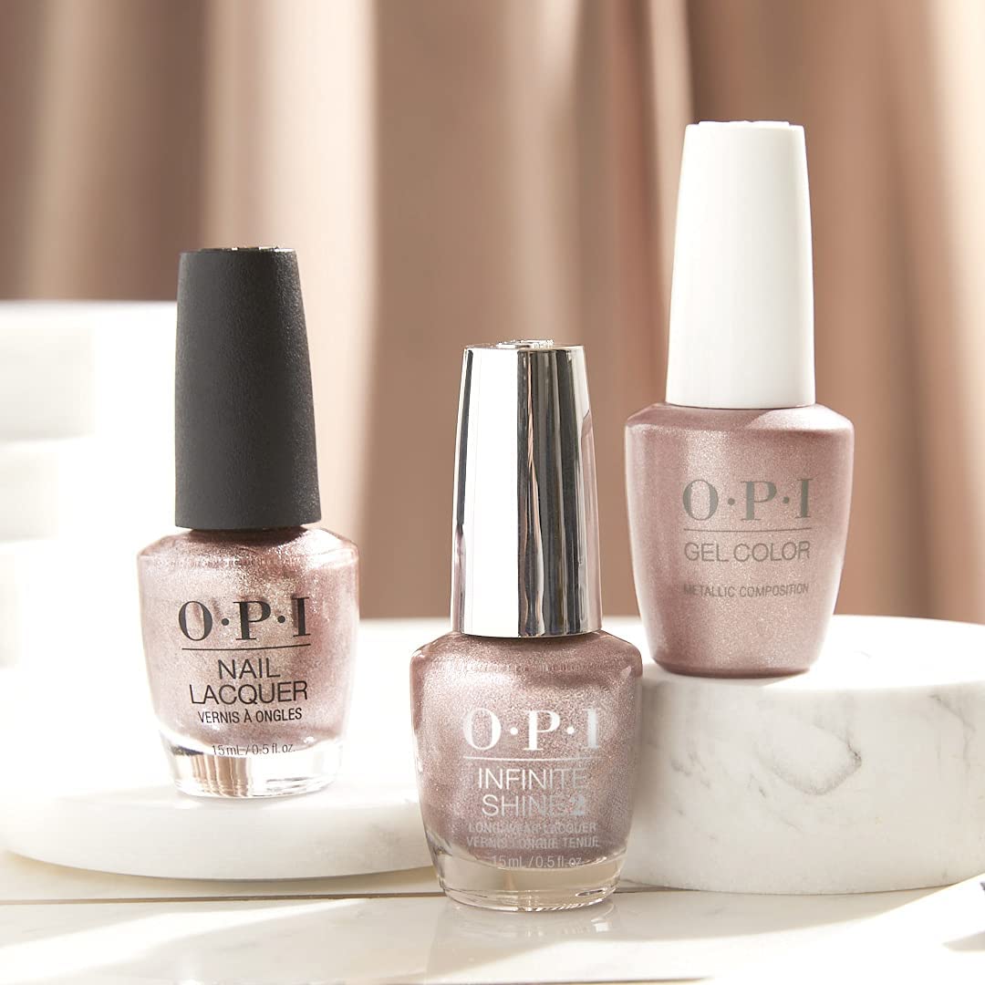 Vernis à ongles OPI rose doré sur des ongles bien manucurés