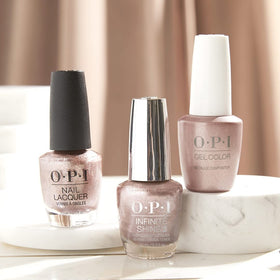 Vernis à ongles OPI rose doré sur des ongles bien manucurés