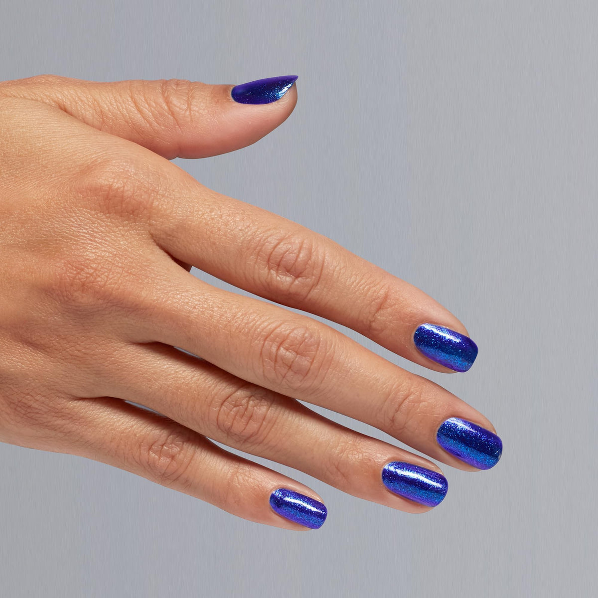 Vernis à ongles OPI Scorpio Seduction sur une table avec d'autres produits de beauté
