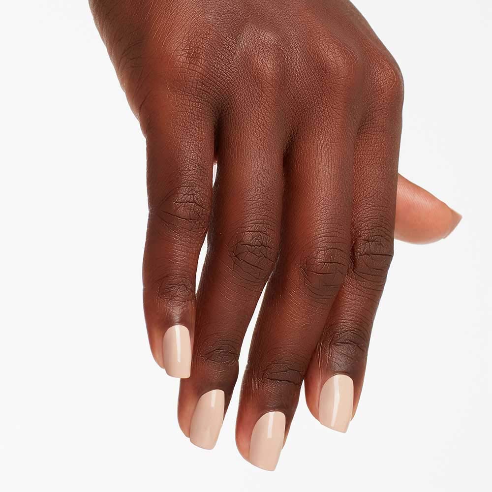 Vernis à ongles OPI sur table avec accessoires de manucure