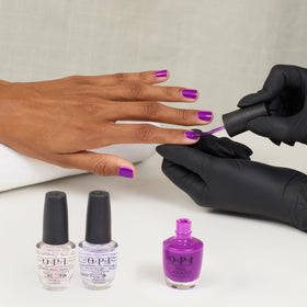 Vernis à ongles OPI Ultra Violet Daze sur fond blanc
