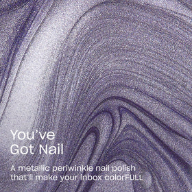 Vernis à ongles OPI violet foncé métallisé 59g sur une table de manucure