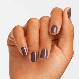 Vernis à ongles OPI You Don't Know Jacques! sur un fond neutre