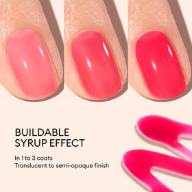 Vernis à ongles Pomme d'Amour sur une table avec des accessoires de manucure