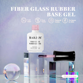 Vernis à ongles RARJSM à côté de matériel de nail art