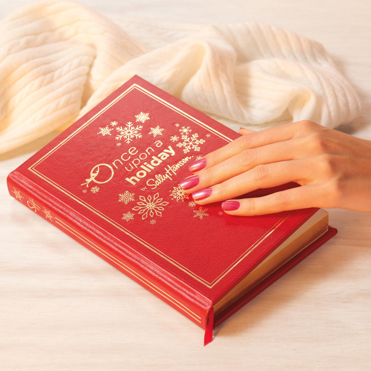 Vernis à ongles Sally Hansen avec finition brillante sur table