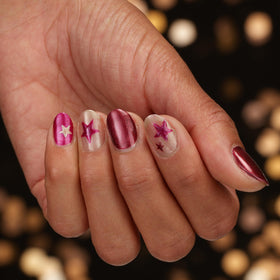 Vernis à ongles Sally Hansen Miracle Gel sur une table avec accessoires de manucure