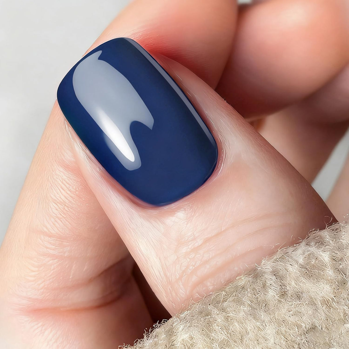 Vernis à ongles Vishine royale bleue avec texture lisse