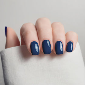 Vernis à ongles Vishine UV LED sur un fond blanc