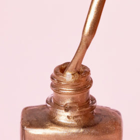Vernis à ongles wet n wild Rouge Casting Call posé sur une table