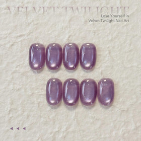 Vernis GAOY Cat Eye Violet sur un bureau avec accessoires de manucure