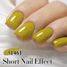 Vernis gel Avocado Green sur une table avec des accessoires de manucure