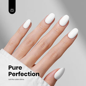 Vernis gel blanc beetles sur une table de manucure