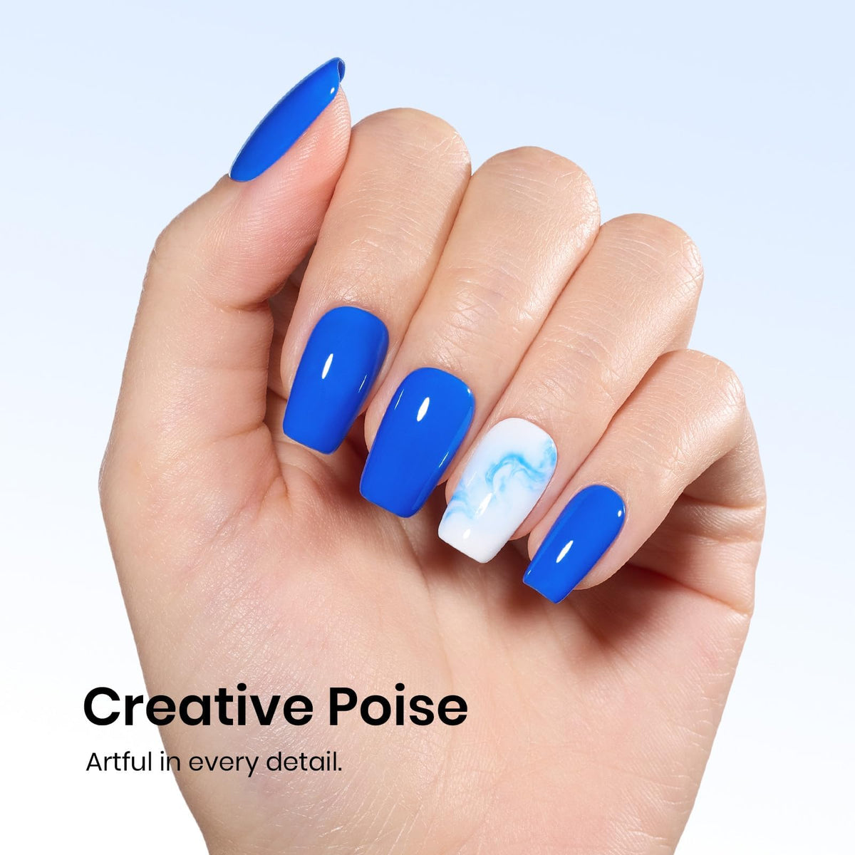 Vernis gel bleu beetles en situation sur une table de manucure